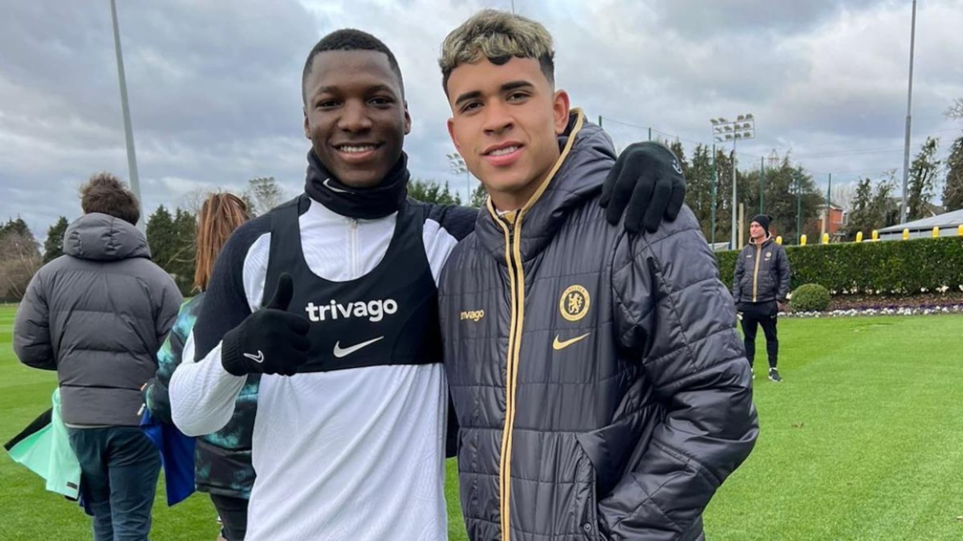 Moisés Caicedo y Kendry Páez