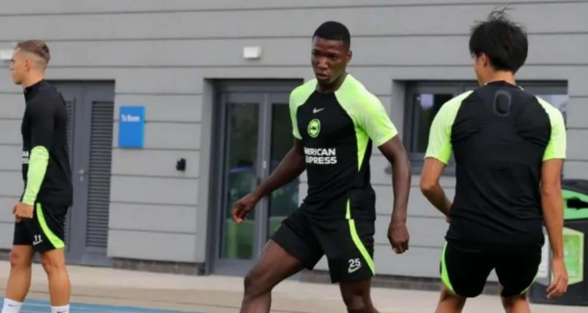Moisés Caicedo y lo que le dieron en Brighton, mientras que a Mitoma le regalaron un carro de lujo