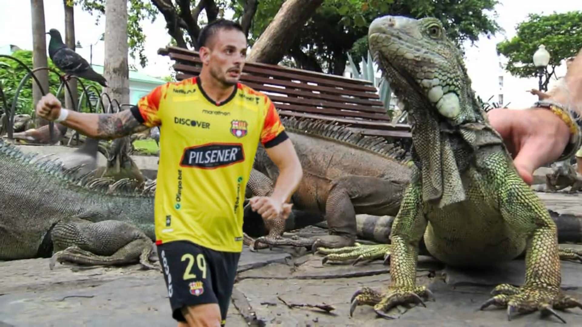 Octavio Rivero e iguanas / Foto de: El Futbolero Ecuador