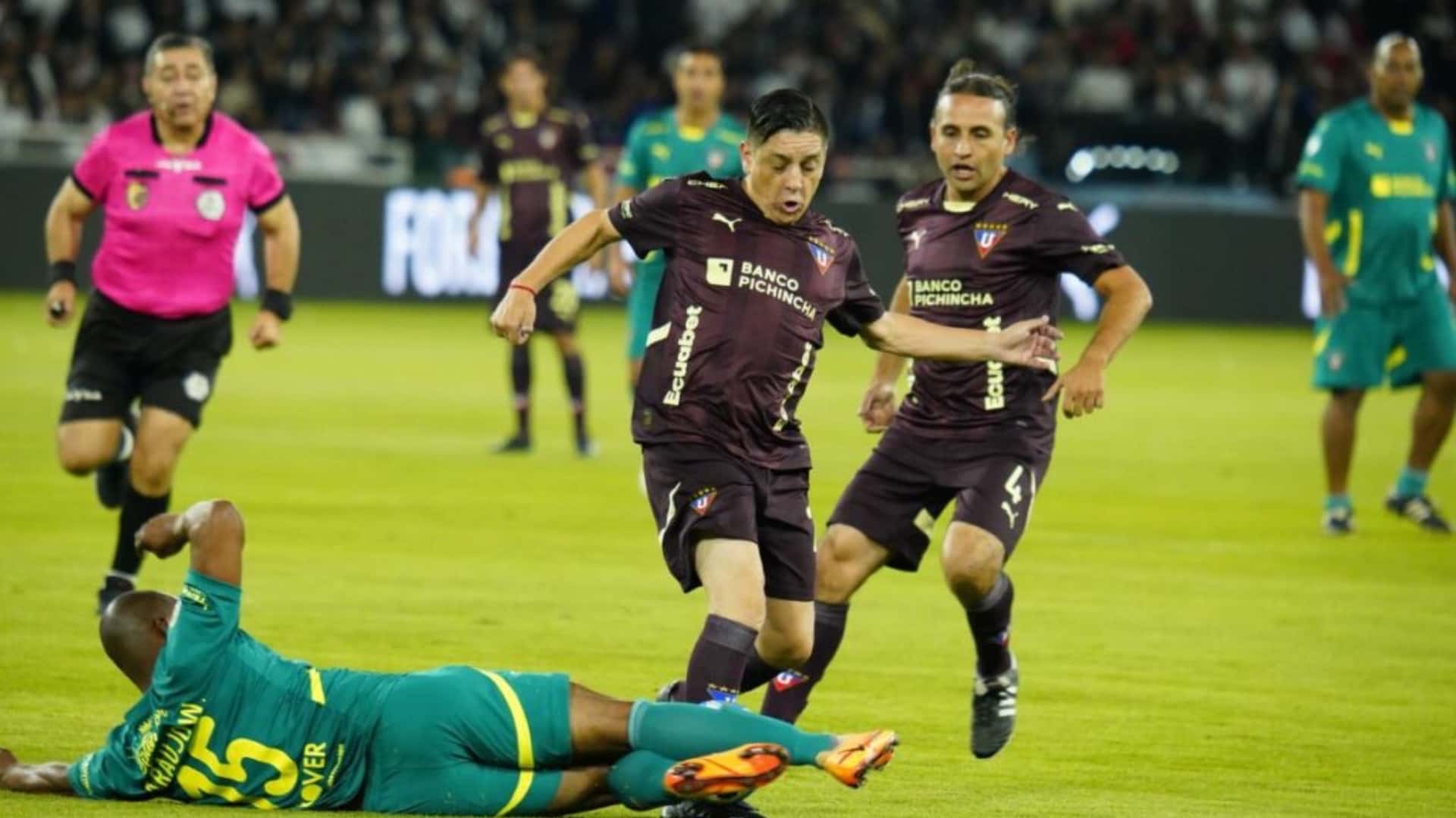 Partidos de Leyendad en la Noche Blanca / Foto tomada de: API