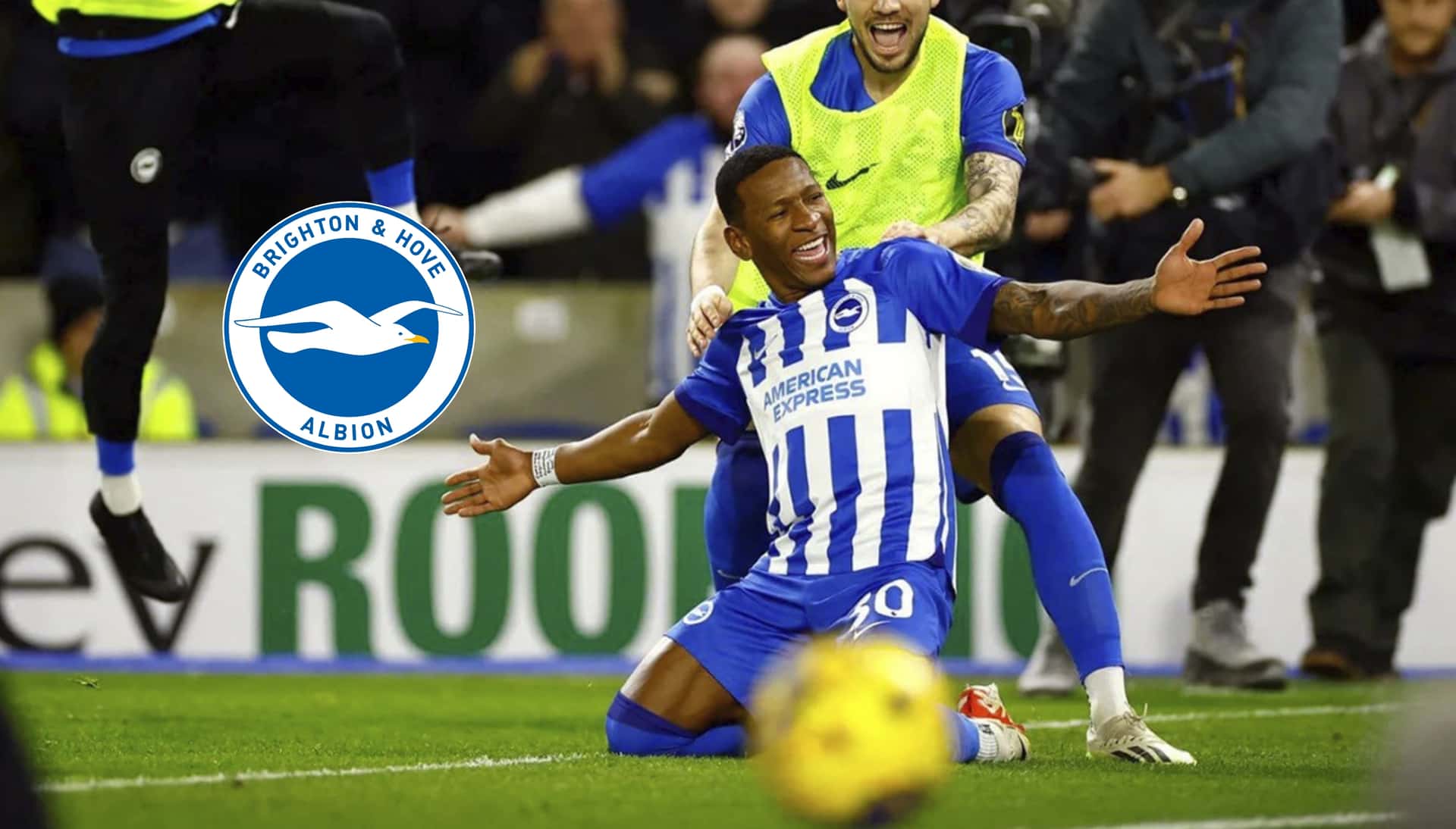 Pervis Estupiñán con la camiseta de Brighton.