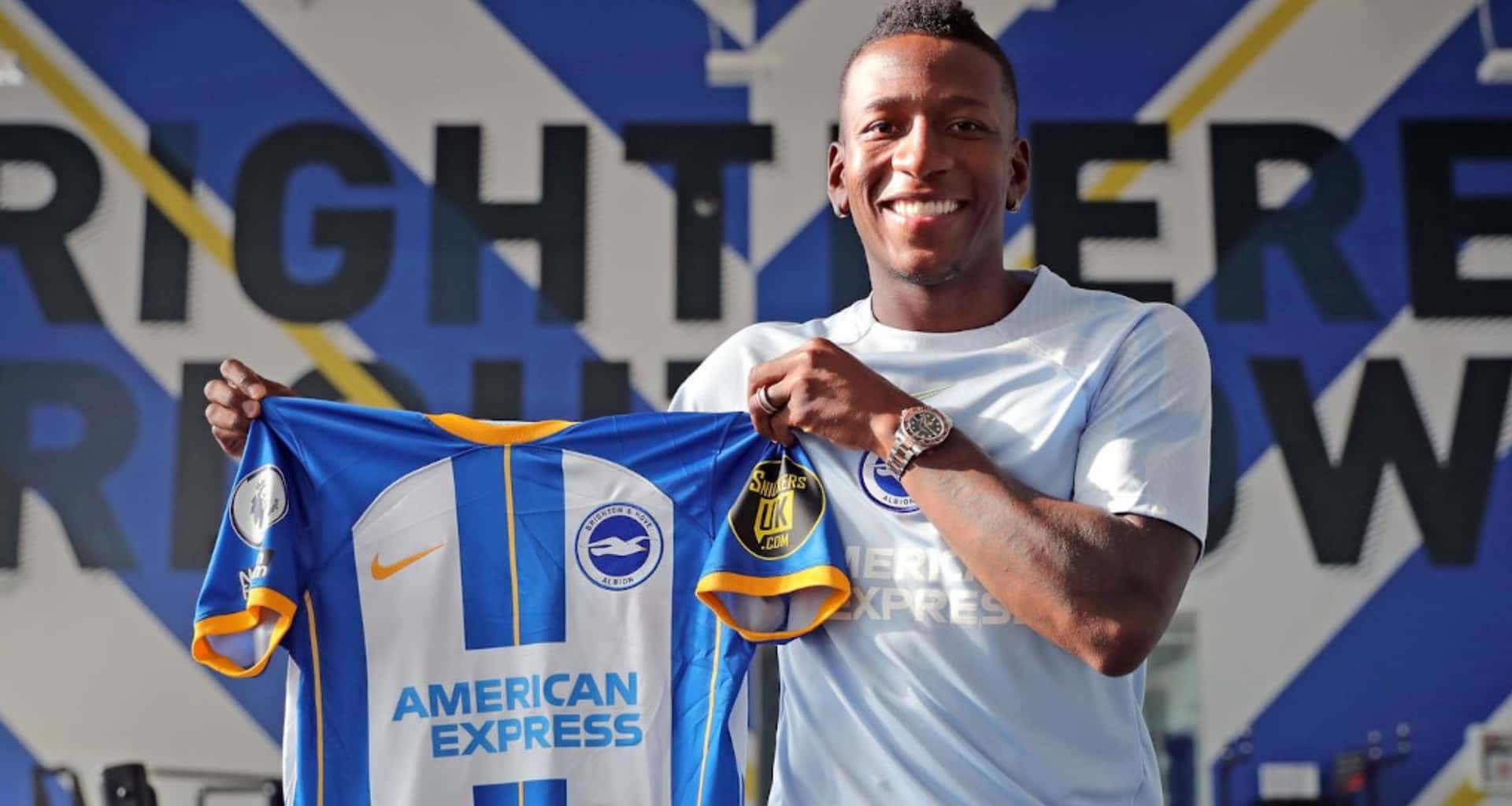 Pervis Estupiñán pasó del Villarreal al Brighton y con lo que ha ganado de salario mira el lujo que obtuvo, junto a toda su familia