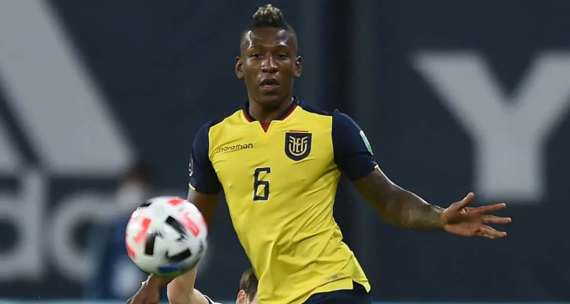 Pervis Estupiñán quiso salir jugador pero le regaló el balón a los japoneses. Pero Hernán Galíndez le salvó los muebles