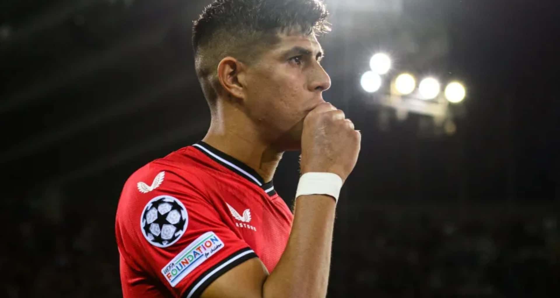 Piero Hincapié está en la zona de descenso con el Bayer Leverkusen y dos equipos lo podrían contratar para tener más protagonismo