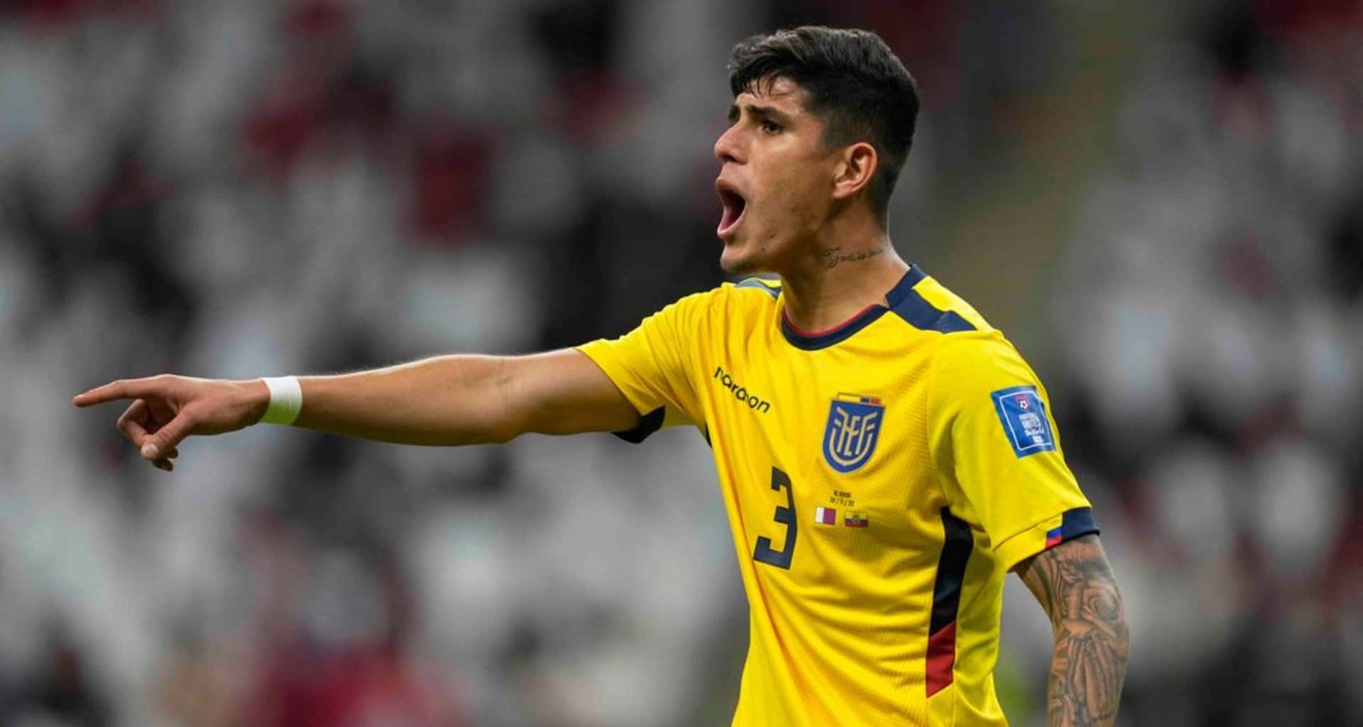 Piero Hincapié estuvo a punto de hacerse un autogol, pero la salvó de la raya