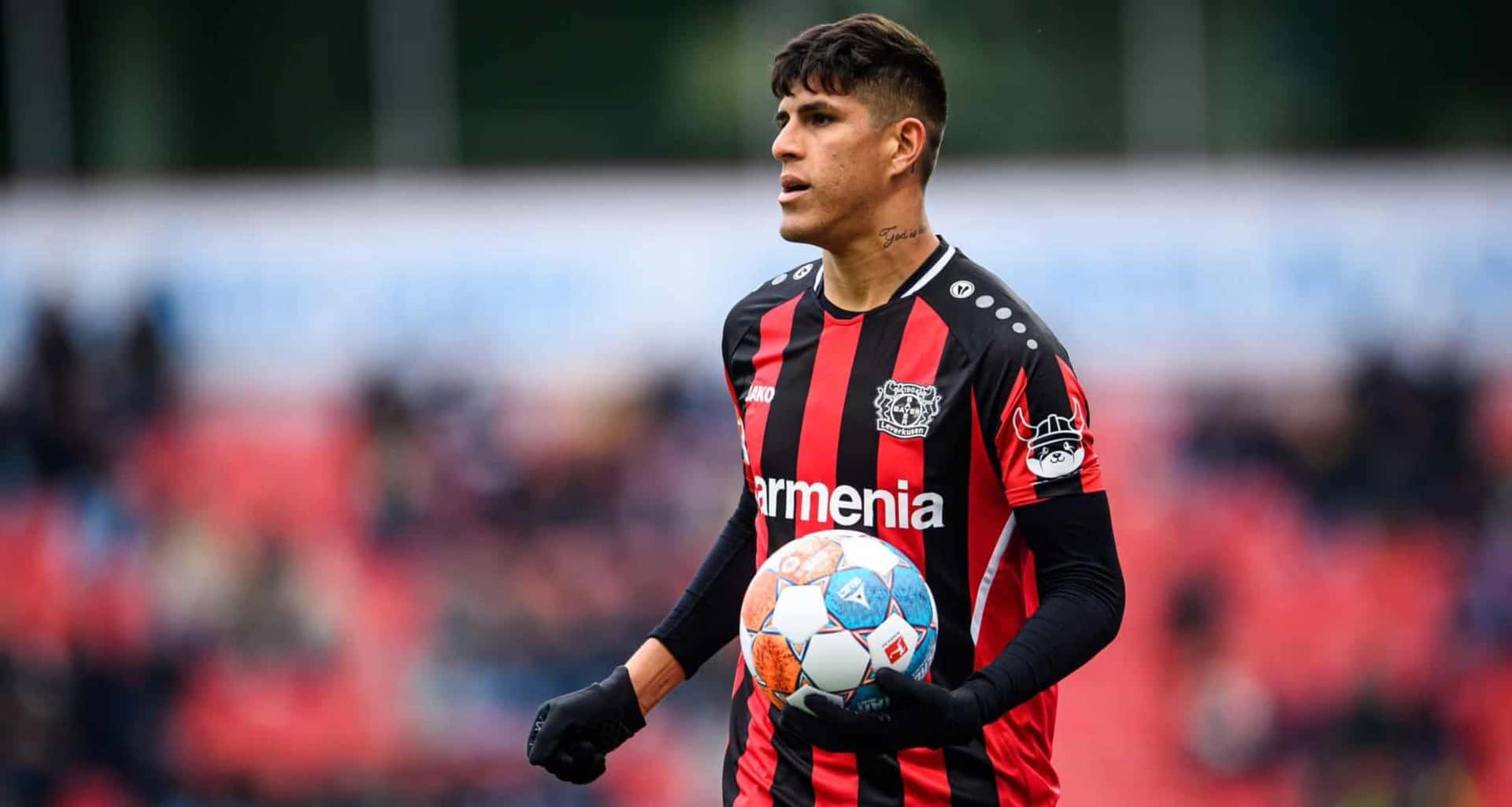 Piero Hincapié jugó un nuevo partido de Europa League y por poco lo lesionan