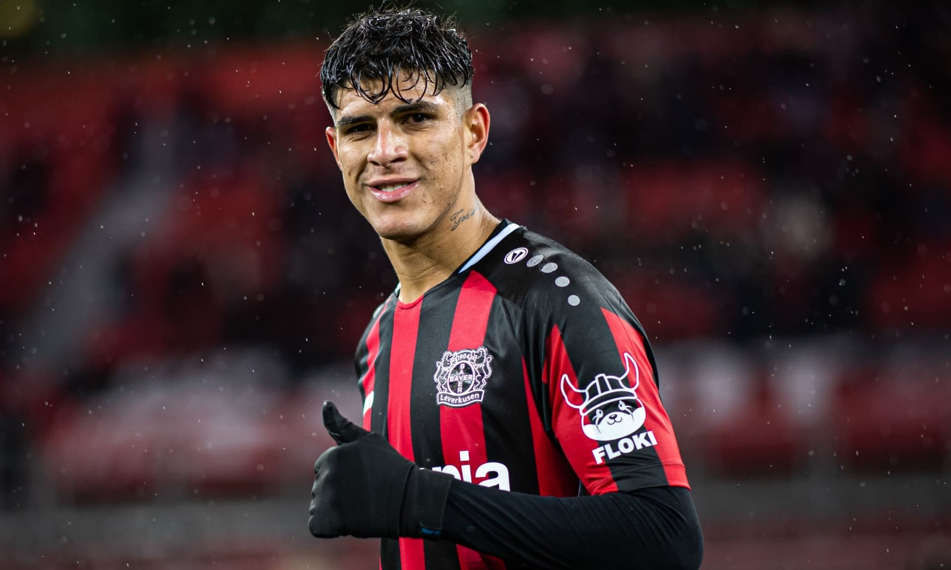 Piero Hincapié lució la nueva camiseta del Bayer Leverkusen y causó furor en las redes sociales