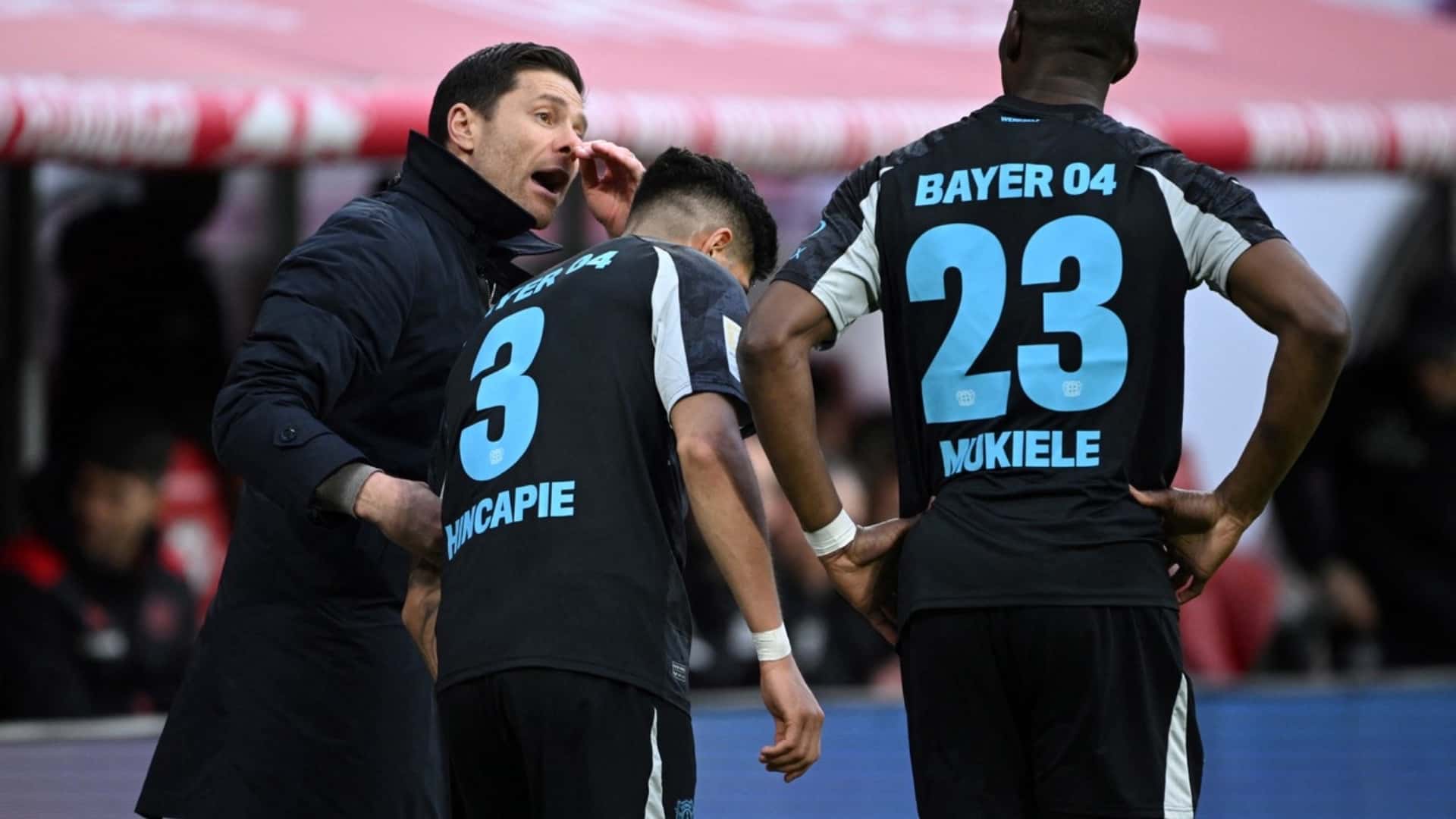 Piero Hincapié y Xabi Alonso / Foto tomada de: Diario Olé