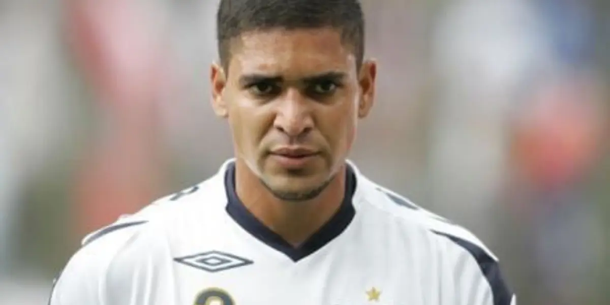 Renán Calle tuvo un paso por uno de los mejores planteles de Liga de Quito, que levantó la Copa Libertadores y jugó el Mundial de Clubes. Terminó jugando en Segunda Categoría pero no cómo se esperaba