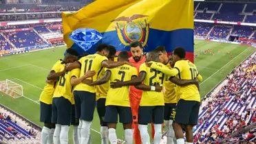Selección Ecuatoriana abrazados, bandera de Ecuador y nueva joya de jugador