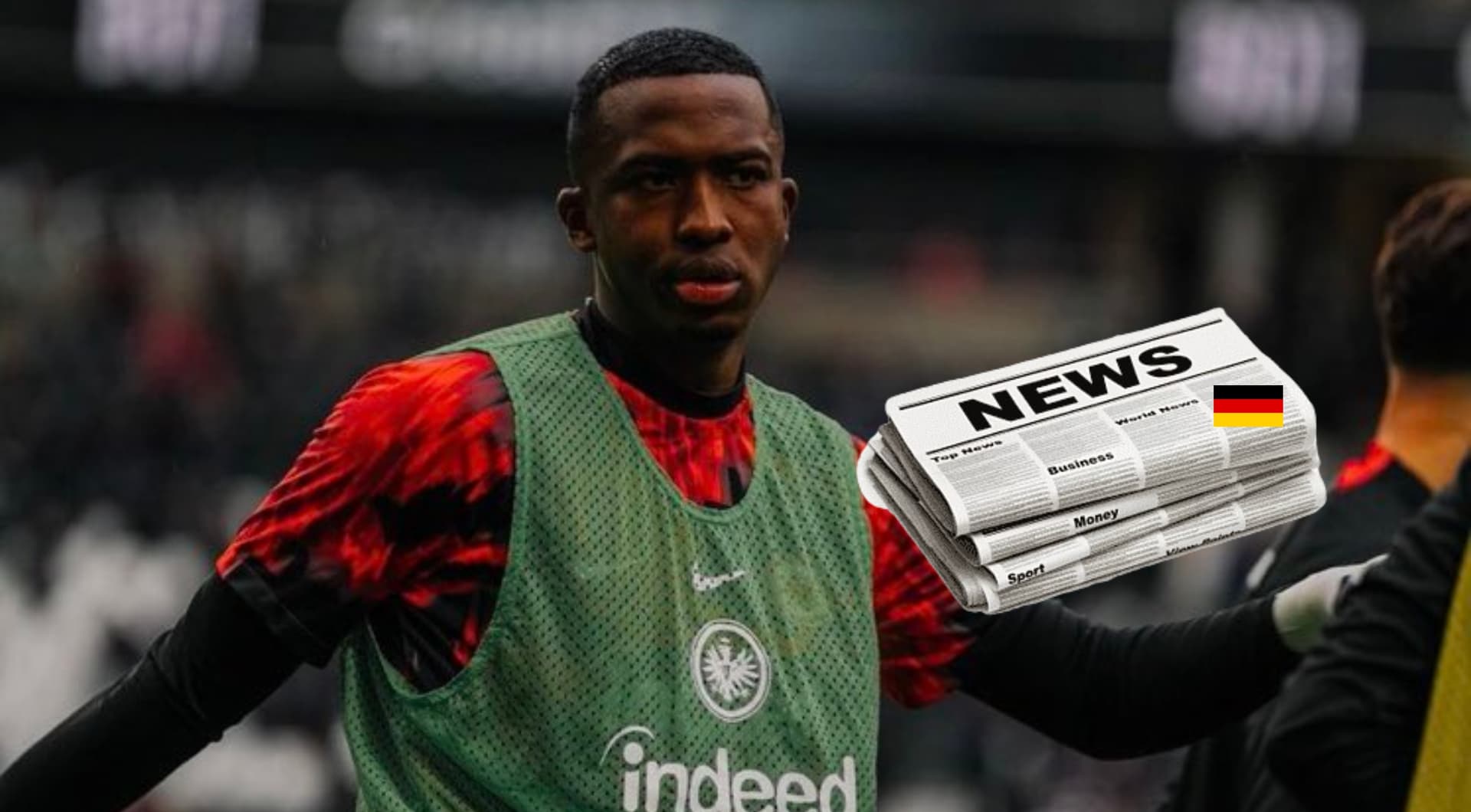 Willian Pacho con el buzo del Eintracht Frankfurt.