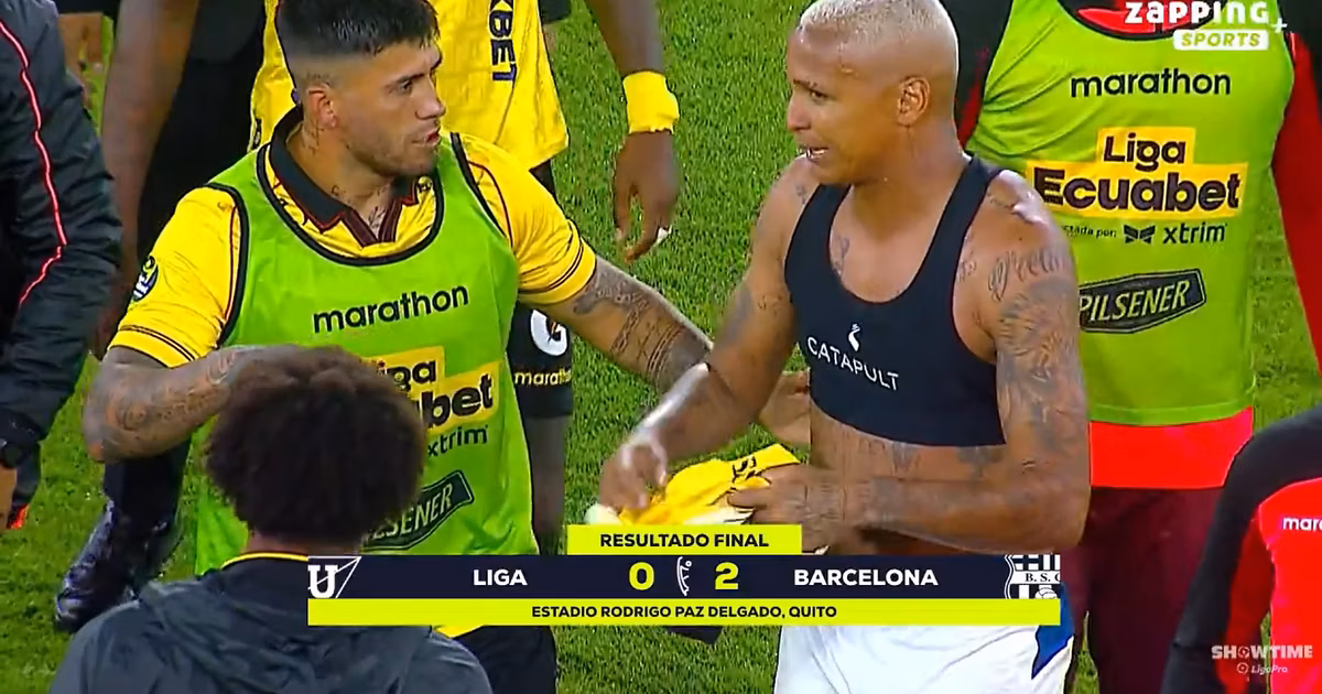 Deyverson cambiando camiseta con jugador de Barcelona SC