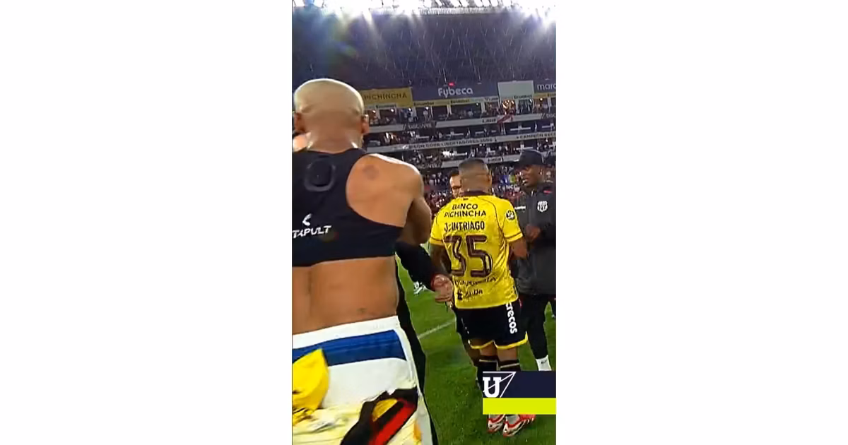 Deyverson felicitando a los jugadores de BSC por la victoria