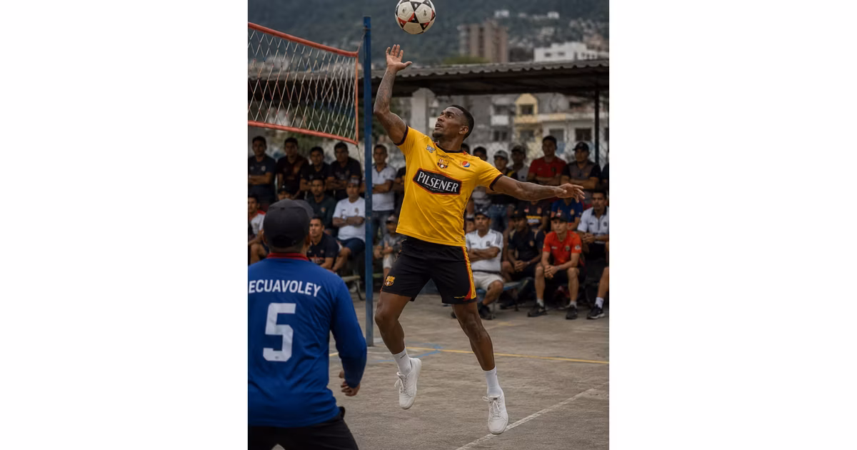 Chivo Suárez jugando ecuavóley