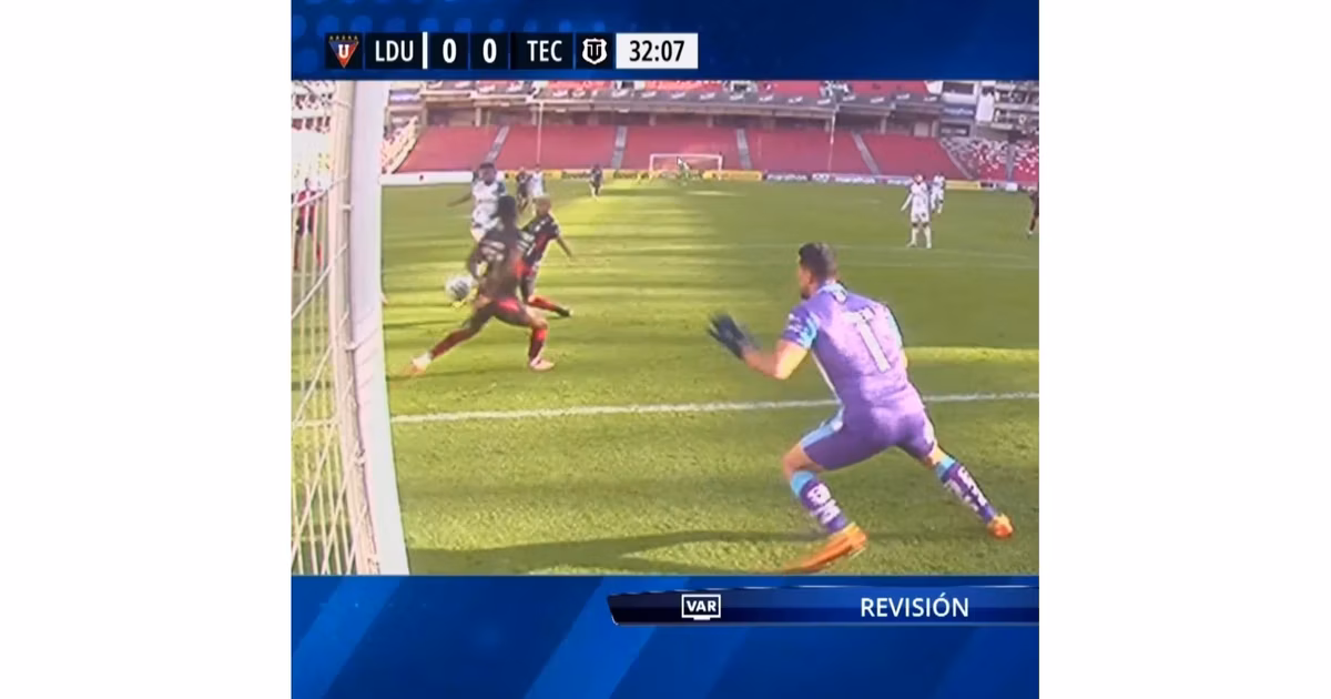 Era penal para LDU contra Técnico Universitario, el réferi se equivocó y los perjudicó