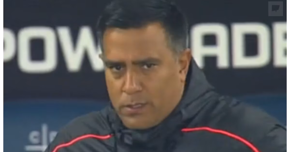 La cara de César Farías viendo a Barcelona
