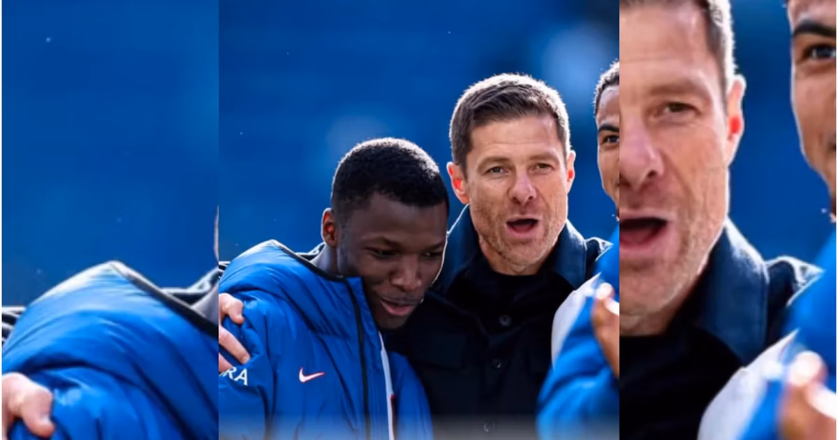 Moisés Caicedo abrazando a Xabi Alonso