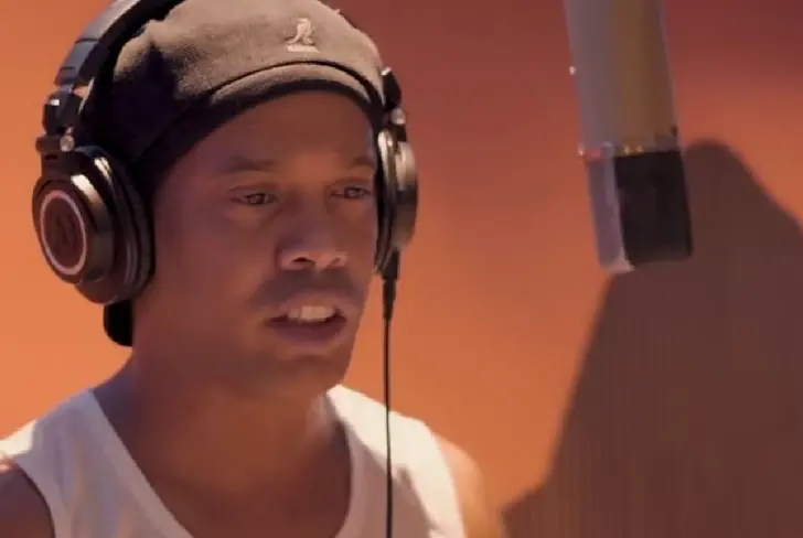 Ronaldinho grabando su tema Sozinho / Foto: Líbero