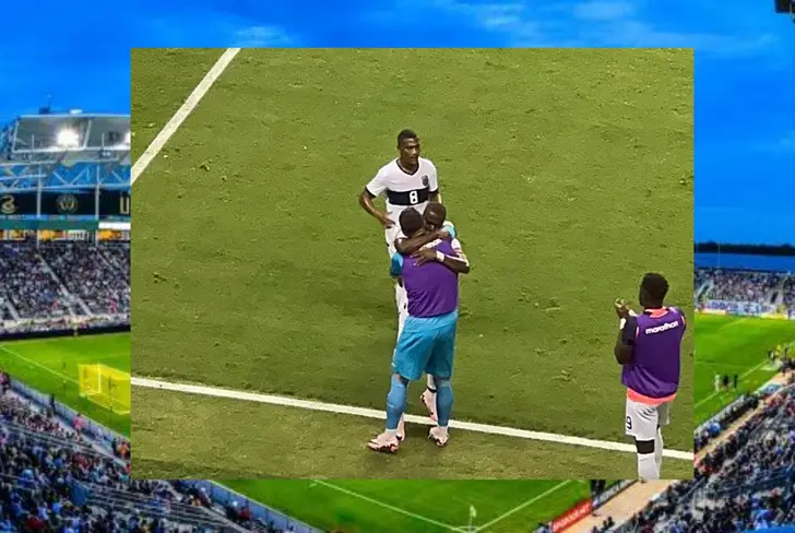 Enner Valencia abrazando a Hernán Galíndez