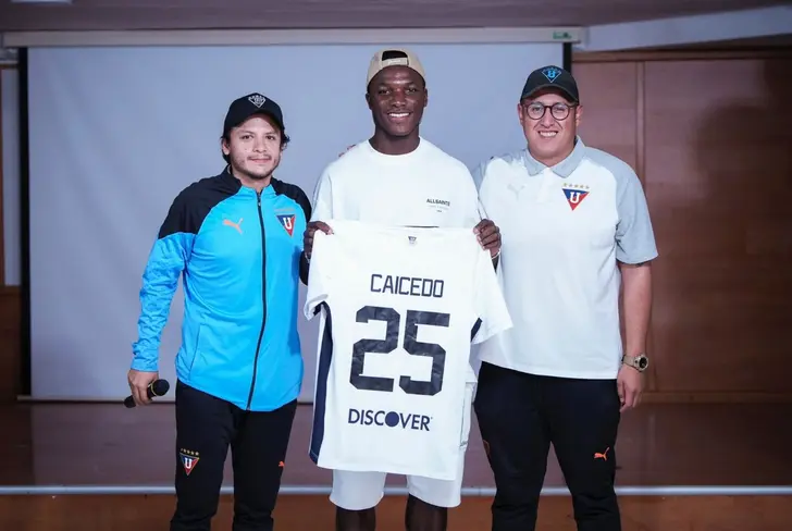 Moisés Caicedo posa con la camiseta de Liga de Quito