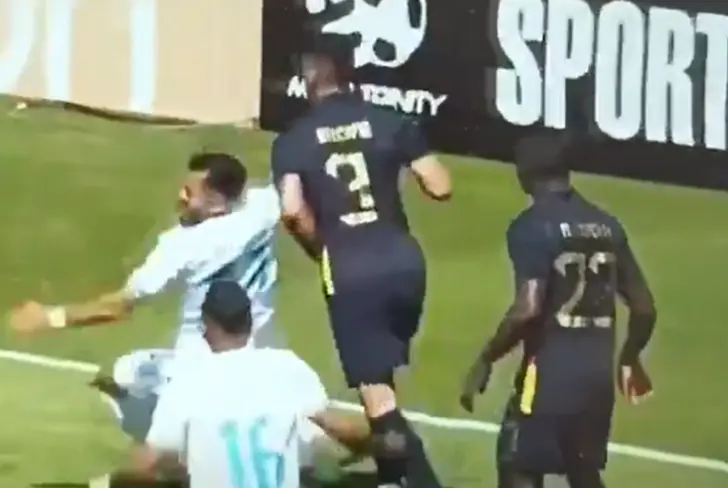 Jorge Álvarez exagerando la caída tras el contacto de Piero Hincapié