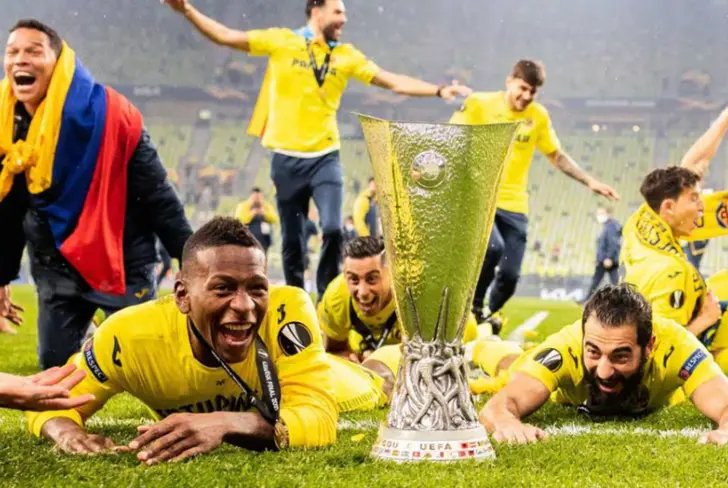 Pervis Estupiñán campeón de la Europa League (Foto tomada de: Pervis Estupiñán)