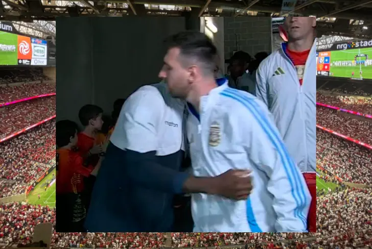 Abrazo Alexander Domínguez y Lionel Messi