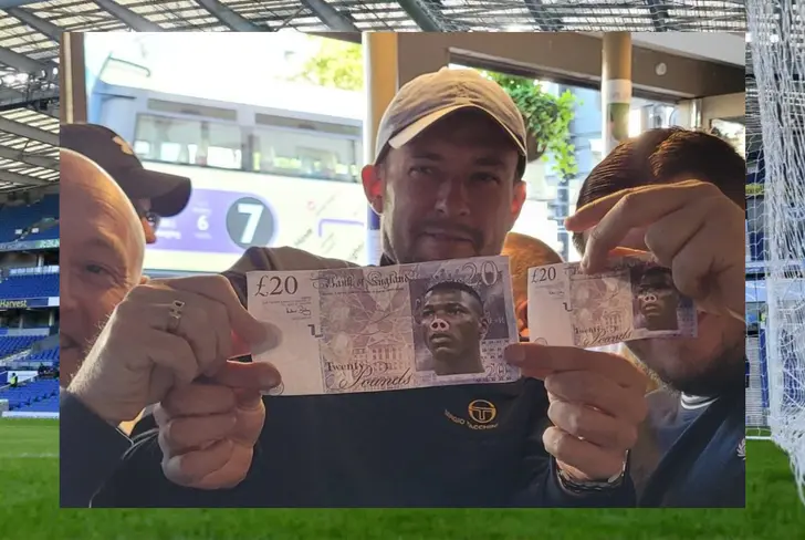 Hinchas del Brighton con un billete de Moisés Caicedo