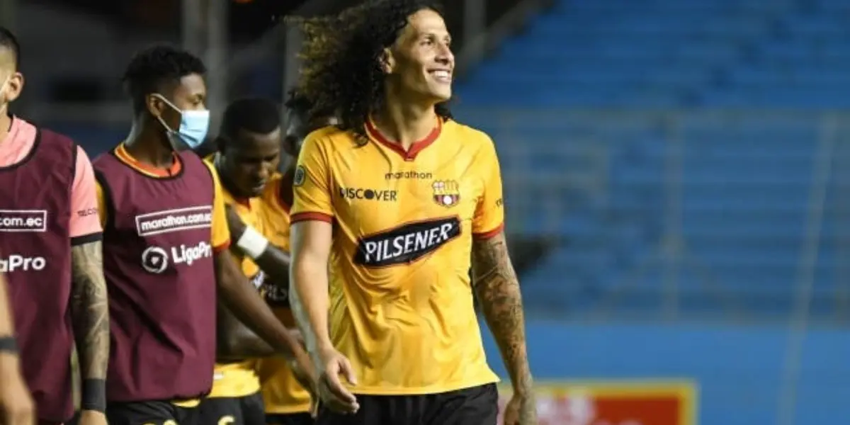 A William Riveros lo acusaron de estar en apuestas en contra de Barcelona SC pero él respondió en la cancha con compromiso y recibió un reconocimiento