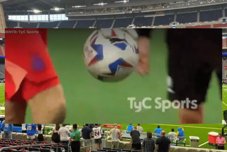 El Dibu Martínez con el balón antes de que Alan Minda pateara (TyC Sports)