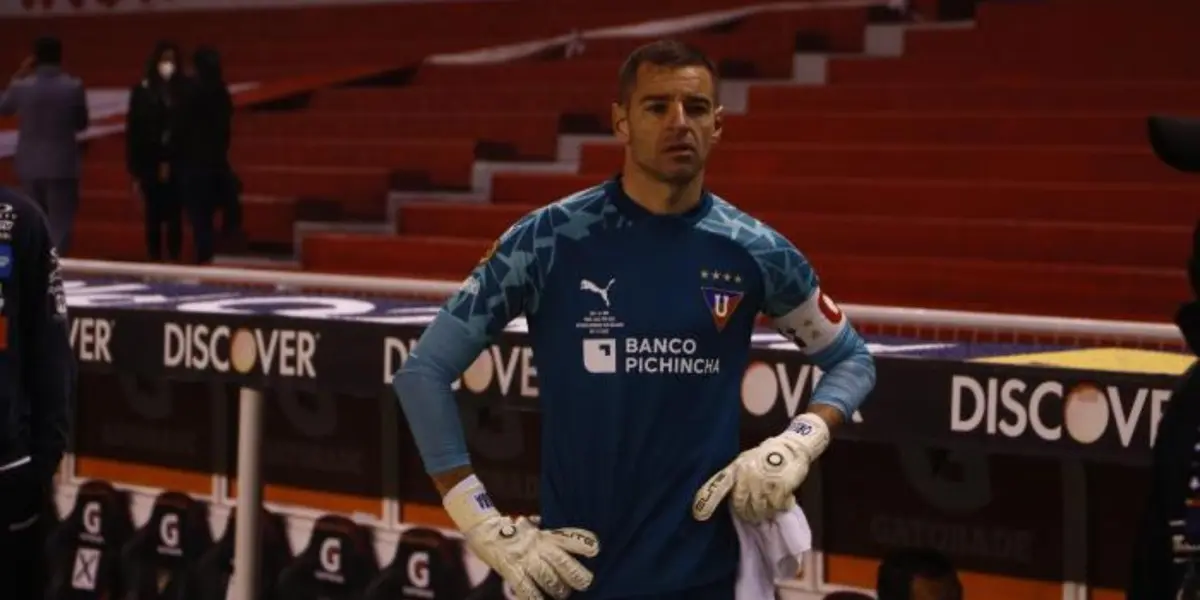 Adrián Gabbarini es uno de los puntos bajos en Liga de Quito y ante Emelec quedó nuevamente expuesto por su falta de garantías. La falta de puntería de los rivales salvó al portero que podría tener un reemplazo si el DT lo requiere