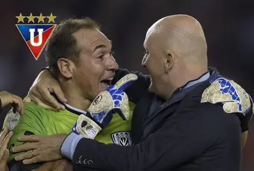 Azcona era la opción uno para jugar por Liga de Quito en lugar de Adrián Gabbarini, decidió no aceptar y ahora no juega casi nunca