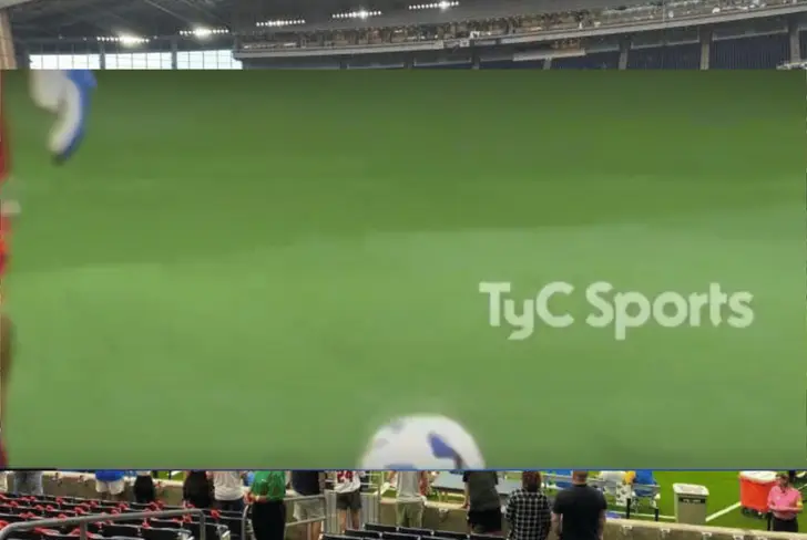 Dibu Martínez alejando el balón de Alan Minda (TyC Sports)