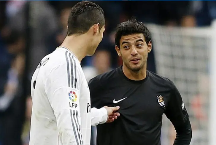 Cristiano Ronaldo pidiendo la camiseta a Carlos Vela