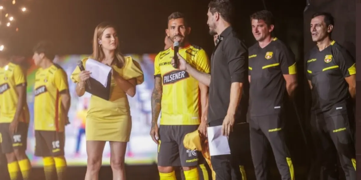 Carlos Tévez no quiso salir del campo de juego y se lo hizo saber a Fabián Bustos
