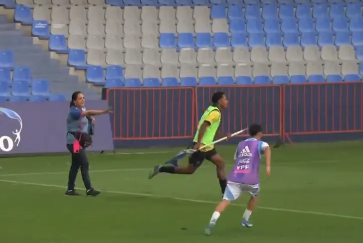 Jugador de Ecuador tomó el banderín del córner