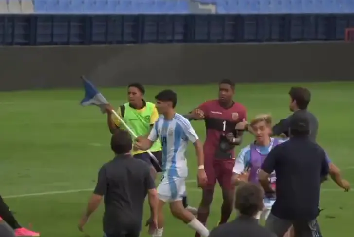 Jugador de Ecuador tomó el banderín del córner