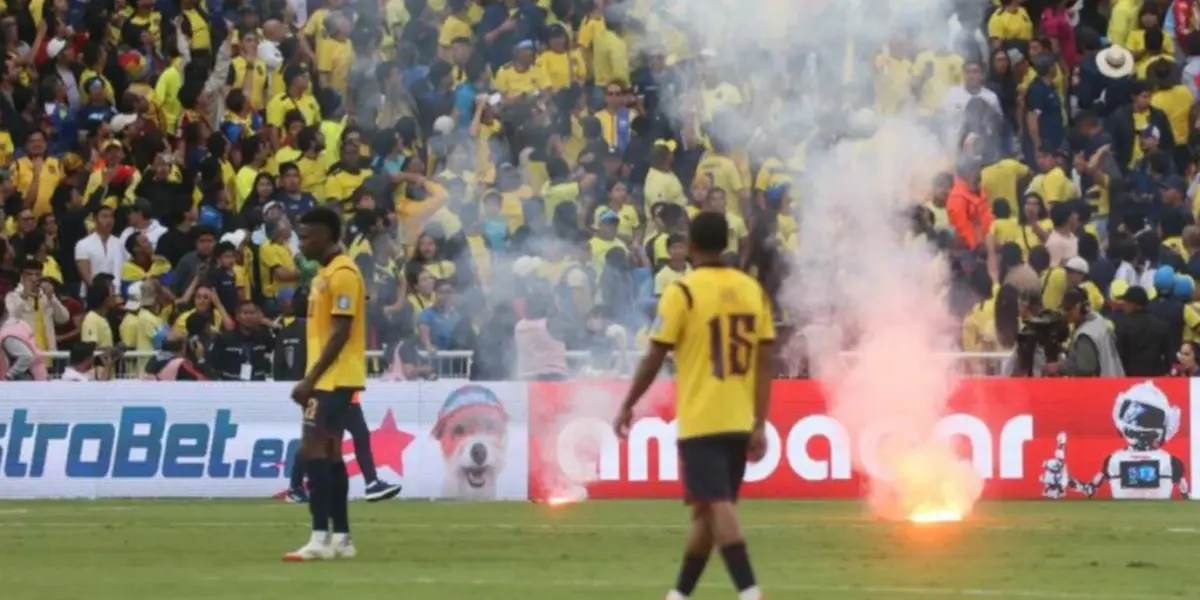 Vergüenza total, así fue el momento exacto cuando los hinchas venezolanos lanzaron las bengalas contra Ecuador