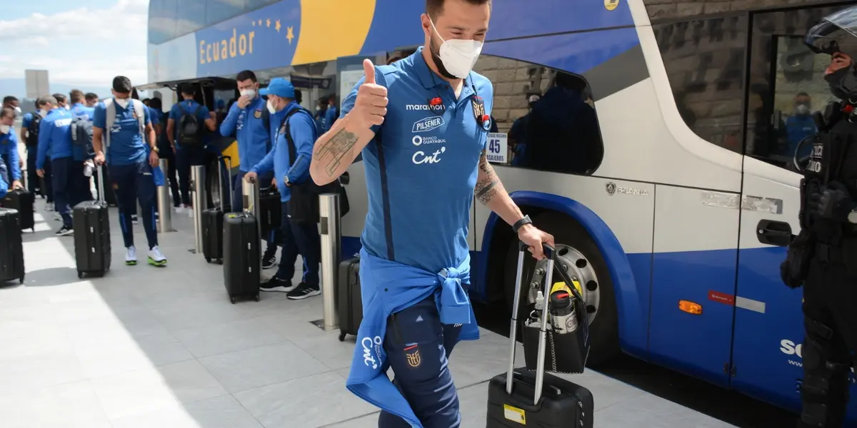 El estratega argentino, sorprendió en su primer entrenamiento al poner a un "inesperado" a marcar la banda derecha.