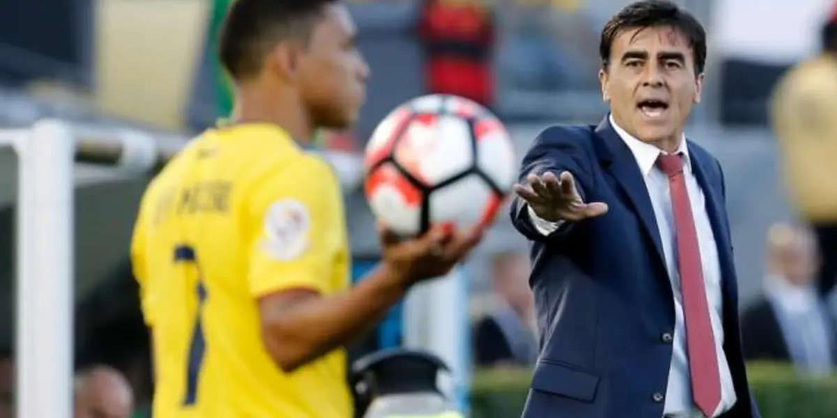 El ex técnico de la selección y de Emelec no se fue en los mejores términos de Ecuador pero en Chile no le va nada mal