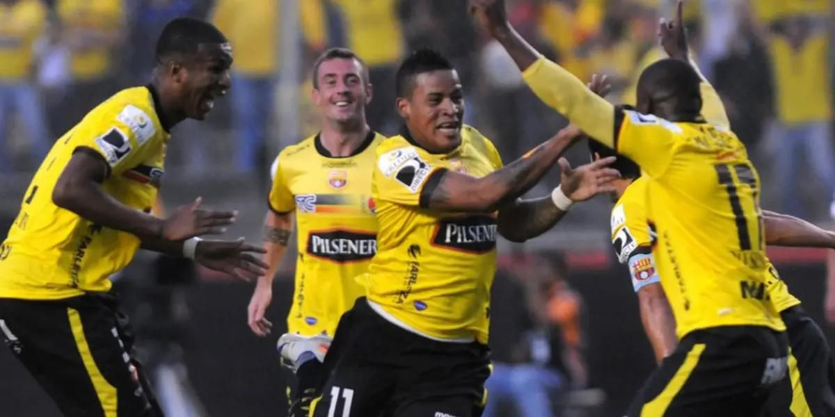 El jugador portó la 10 de Barcelona SC por su gran talento sin embargo se fue apagando debido a que le gustaba alargar la noche