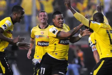 El jugador portó la 10 de Barcelona SC por su gran talento sin embargo se fue apagando debido a que le gustaba alargar la noche