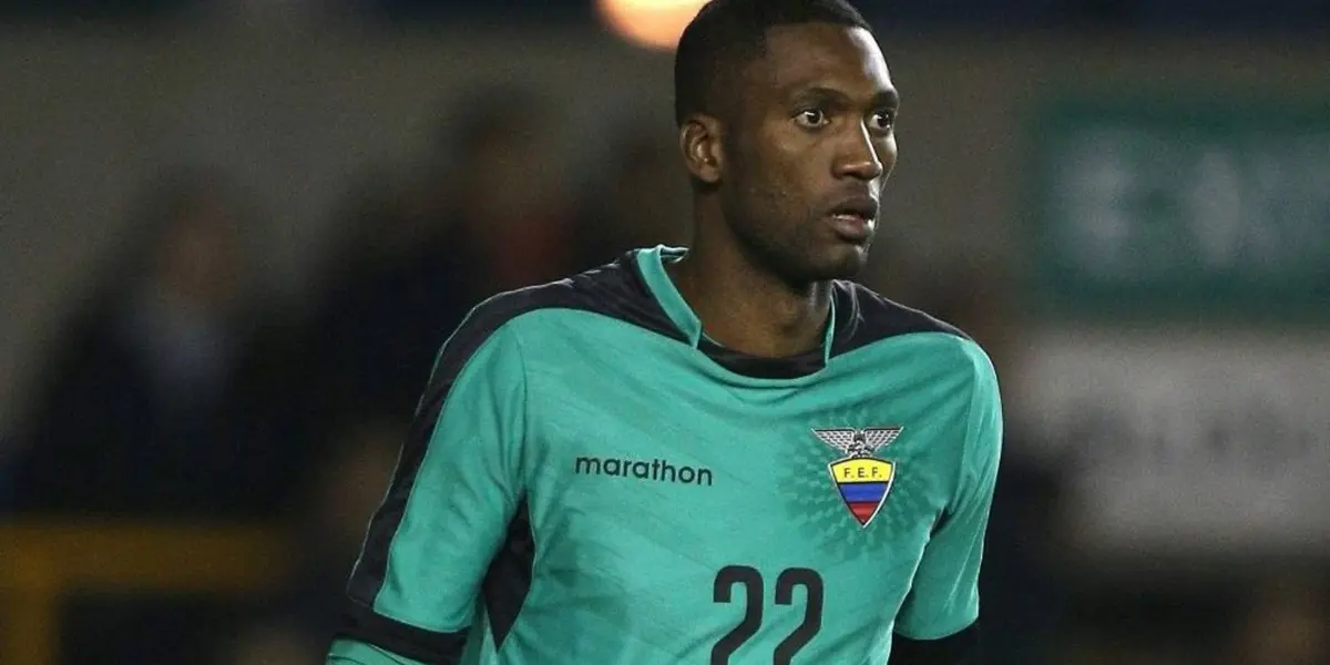 Gustavo Alfaro le pidió a Alexander Domínguez que se quede en Vélez, que ya le estaban preparando una renovación, aunque también interesa en Querétaro