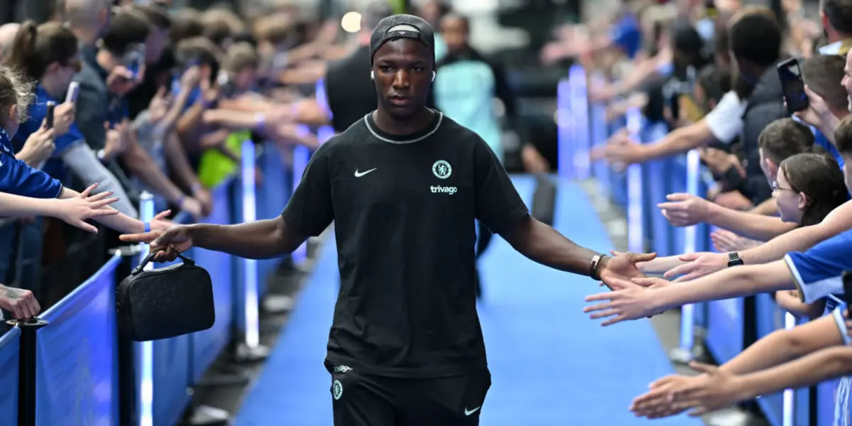 (VIDEO) Hinchas del Chelsea se rindieron a Moisés Caicedo luego de ver esta jugada en Inglaterra