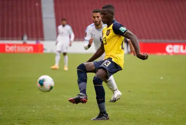 Moisés Caicedo, vive un sueño hecho realidad, y esta imagen lo demuestra.