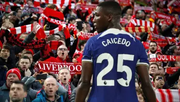 Moisés Caicedo y la hinchada del Liverpool 