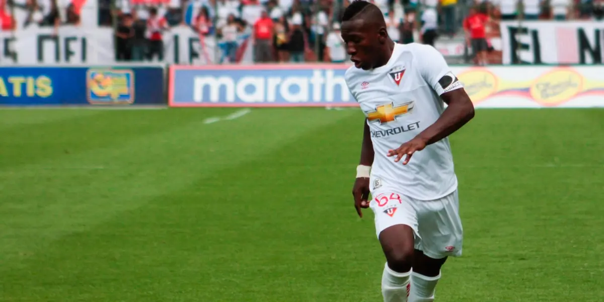 Pervis  Estupiñán estuvo pendiente de la final entre LDU e IDV