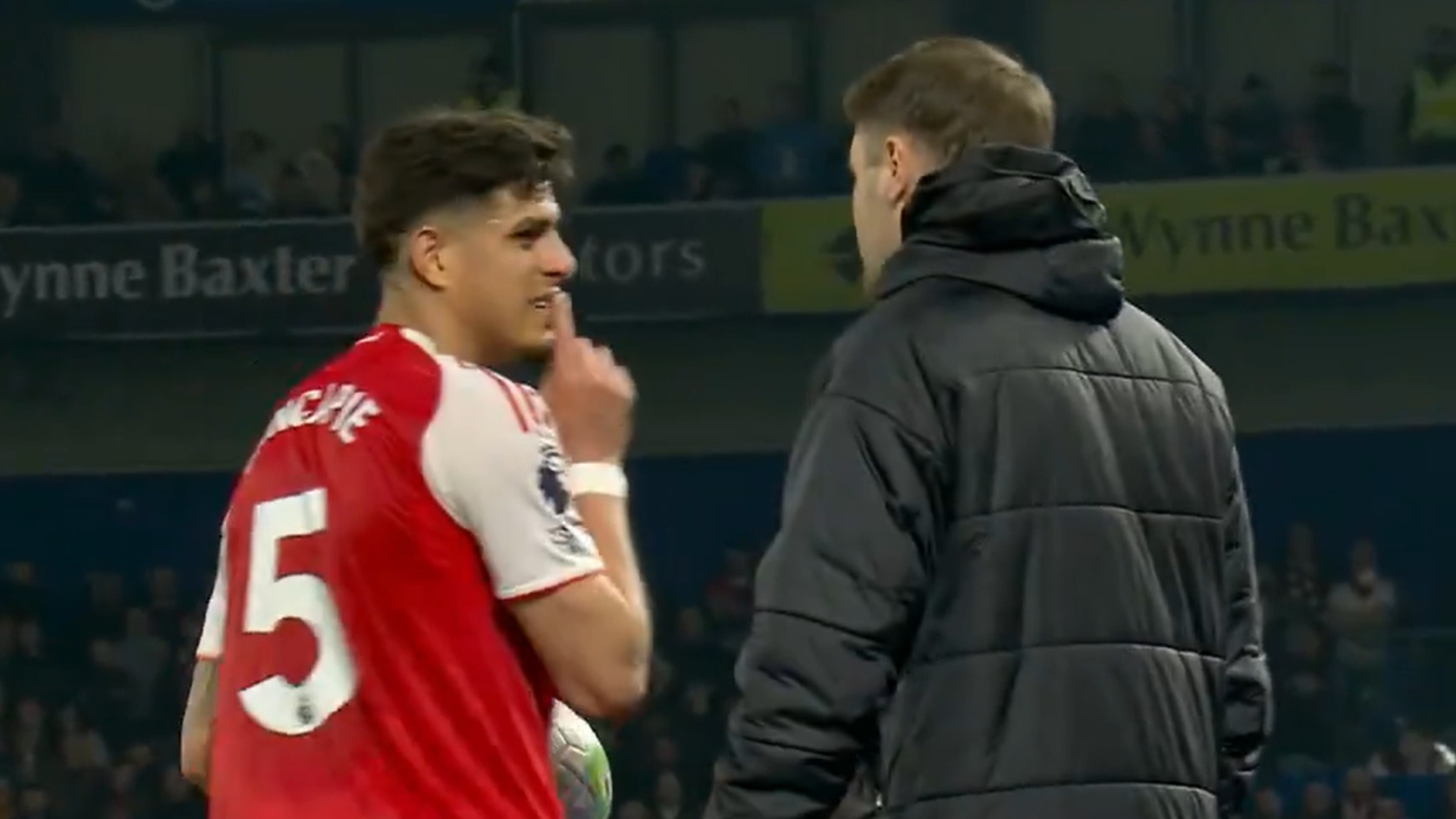 Piero Hincapié corrió por la banda y se topó con el DT del Brighton en un momento particular