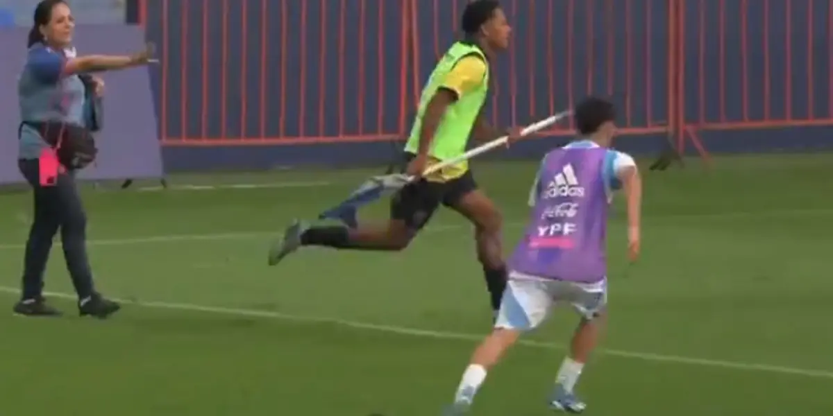 (VIDEO Y FOTOS) Jugador de Ecuador tomó el banderín del córner para defenderse de los argentinos, como Angelo Preciado